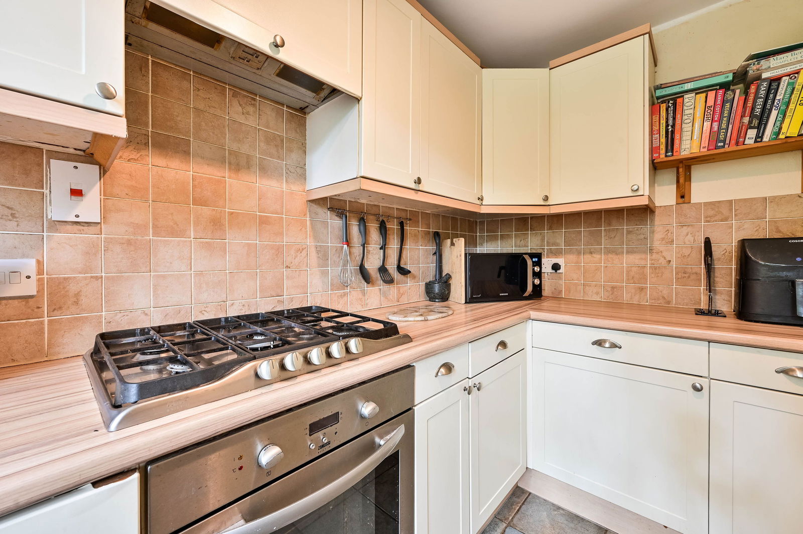 3 bed end of terrace house for sale in Venton Close, Woking 8