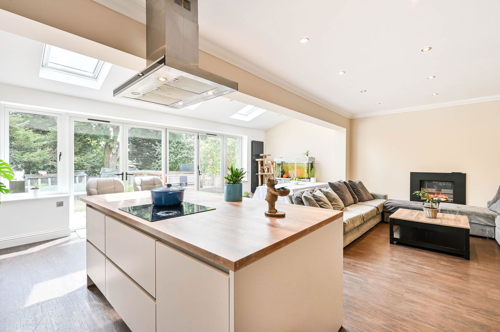 5 bed detached house for sale in Chiltern Drive, Surbiton  - Property Image 2