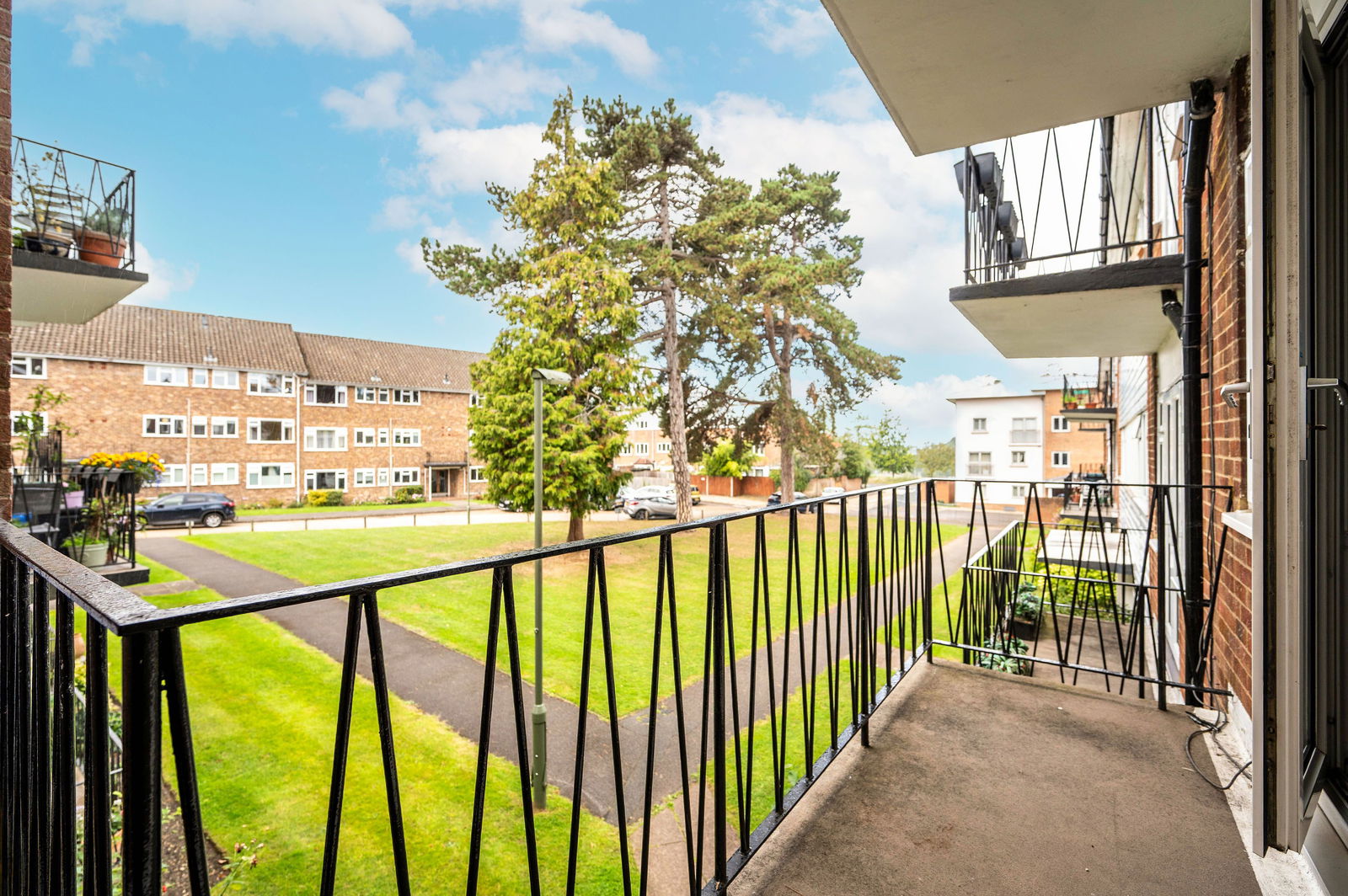 2 bed flat for sale in Lindfield Gardens, Guildford 1