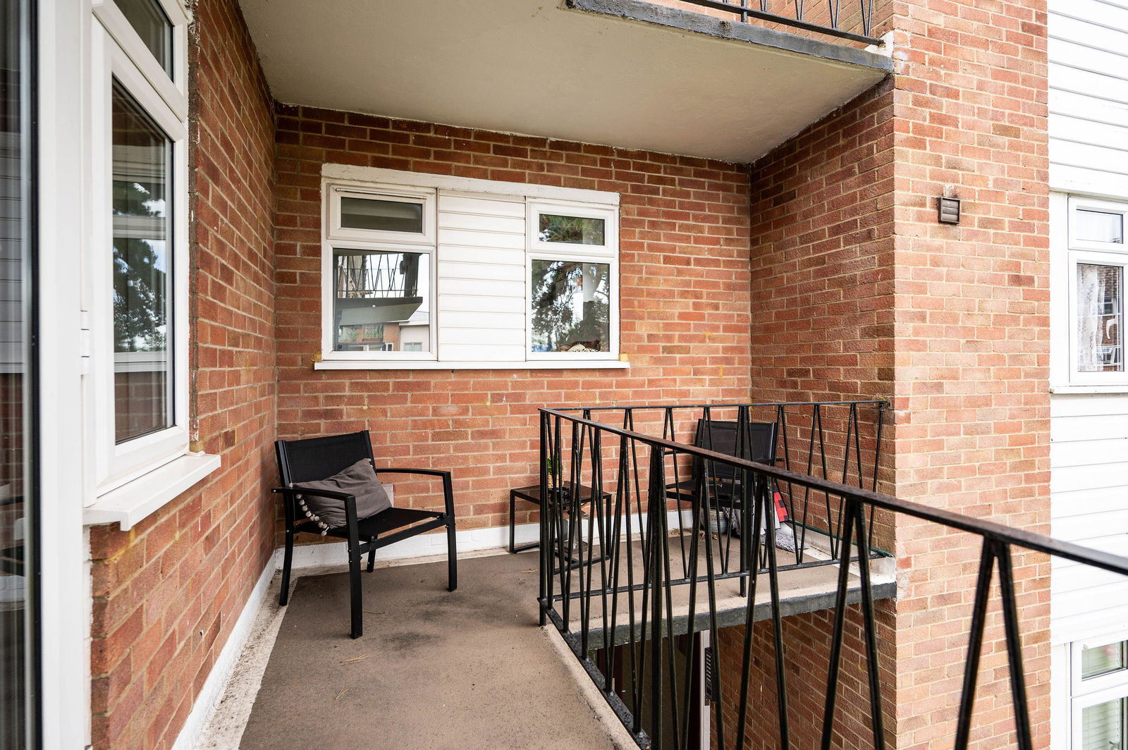 2 bed flat for sale in Lindfield Gardens, Guildford  - Property Image 5