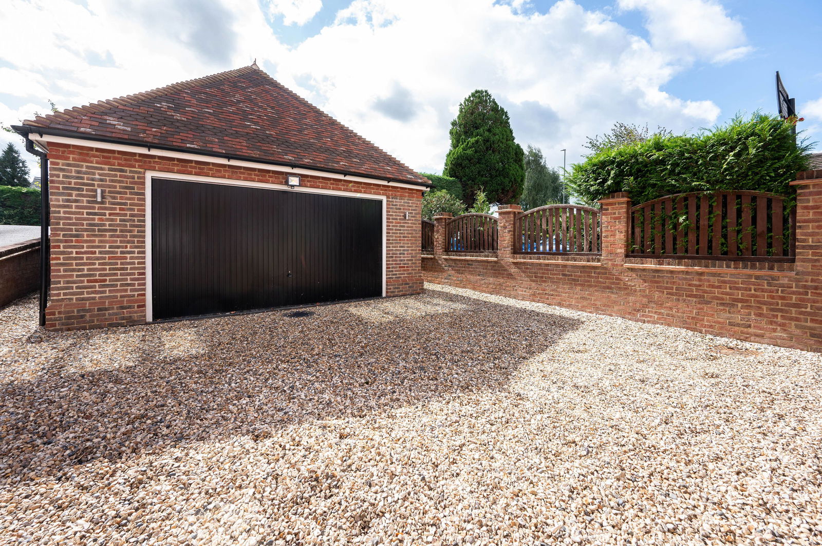 5 bed detached house for sale in Leatherhead Road, Leatherhead 1