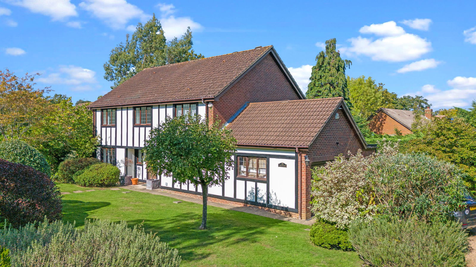 5 bed detached house for sale in Heathway, Leatherhead 34