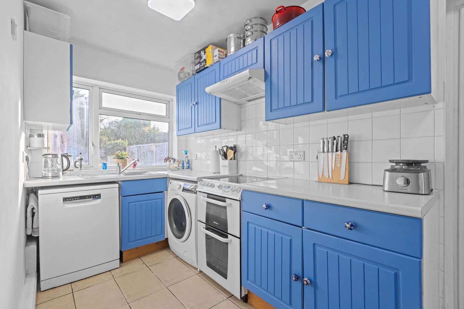 3 bed end of terrace house for sale in Woodbridge Avenue, Leatherhead 3