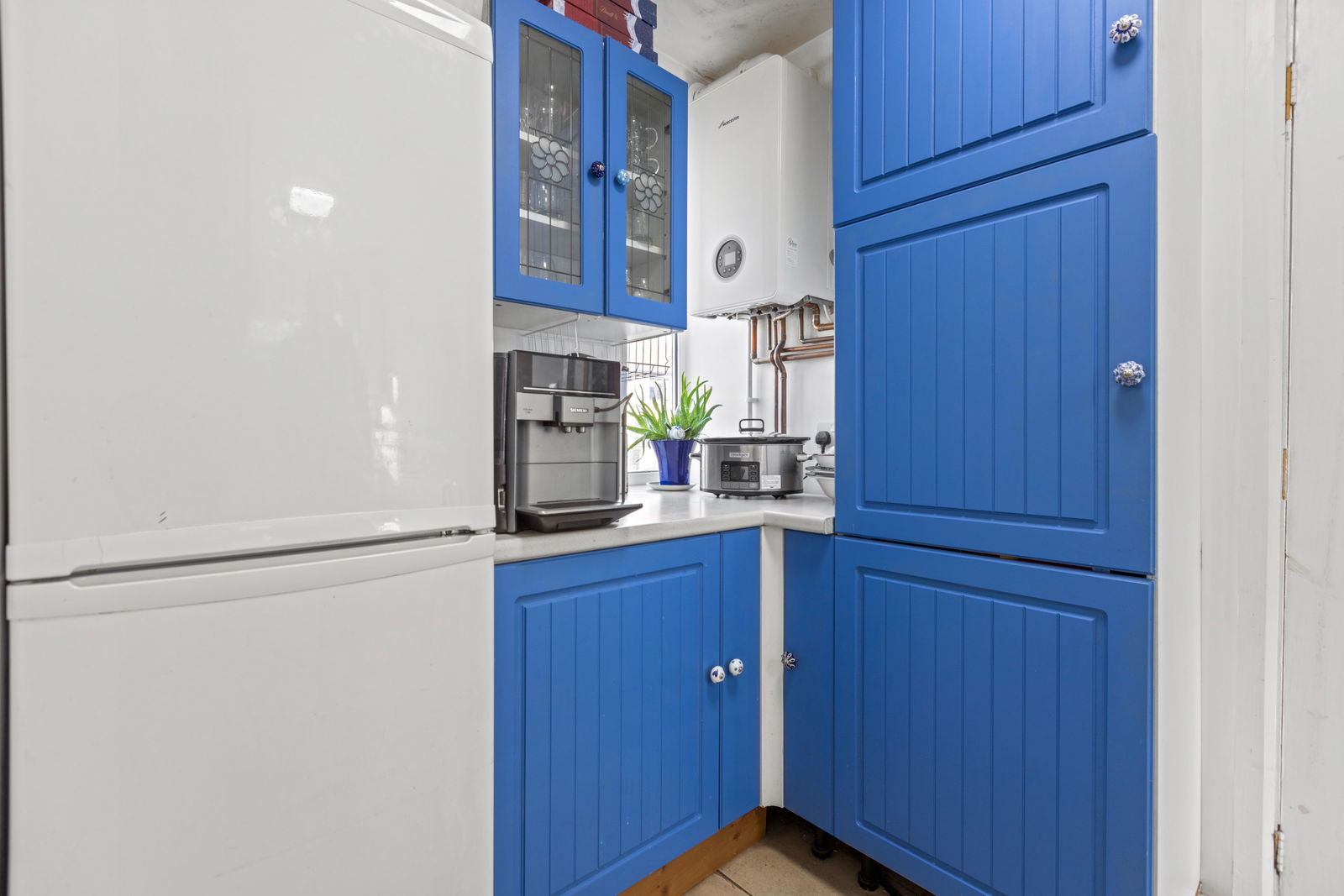 3 bed end of terrace house for sale in Woodbridge Avenue, Leatherhead  - Property Image 5