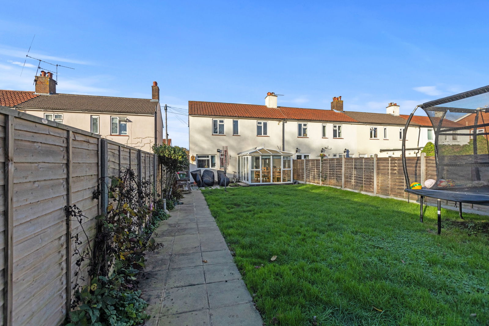 3 bed end of terrace house for sale in Woodbridge Avenue, Leatherhead  - Property Image 3