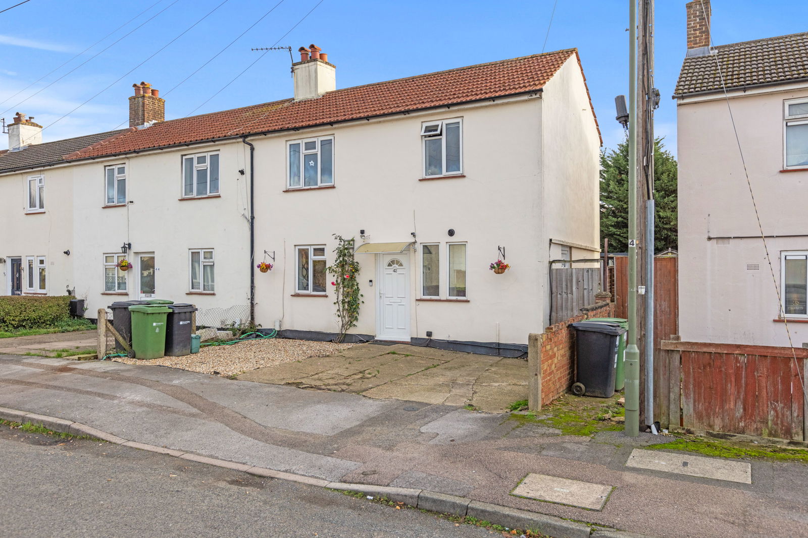 3 bed end of terrace house for sale in Woodbridge Avenue, Leatherhead - Property Image 1