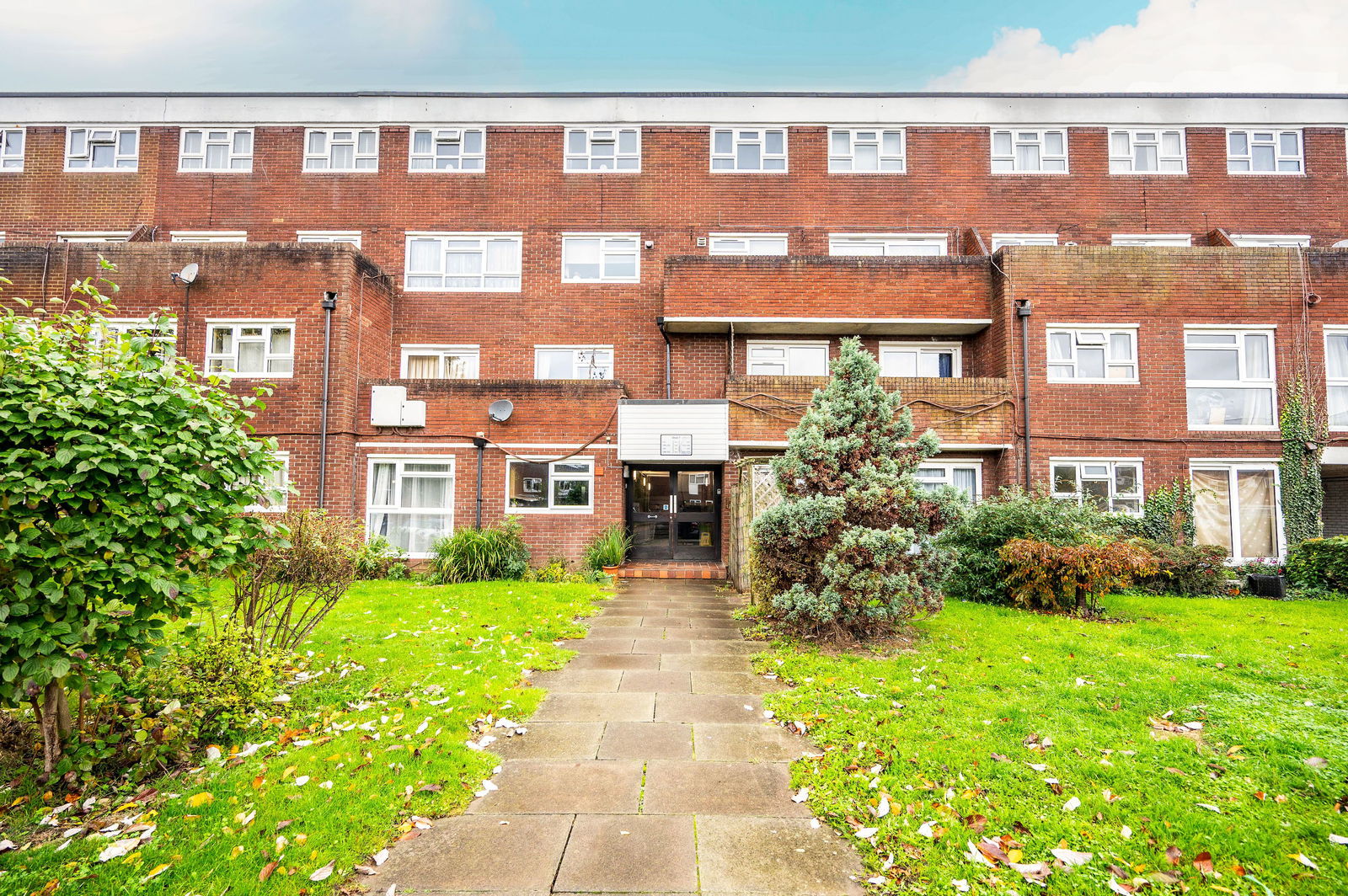 2 bed duplex for sale in Hazelmere Close, Leatherhead - Property Image 1
