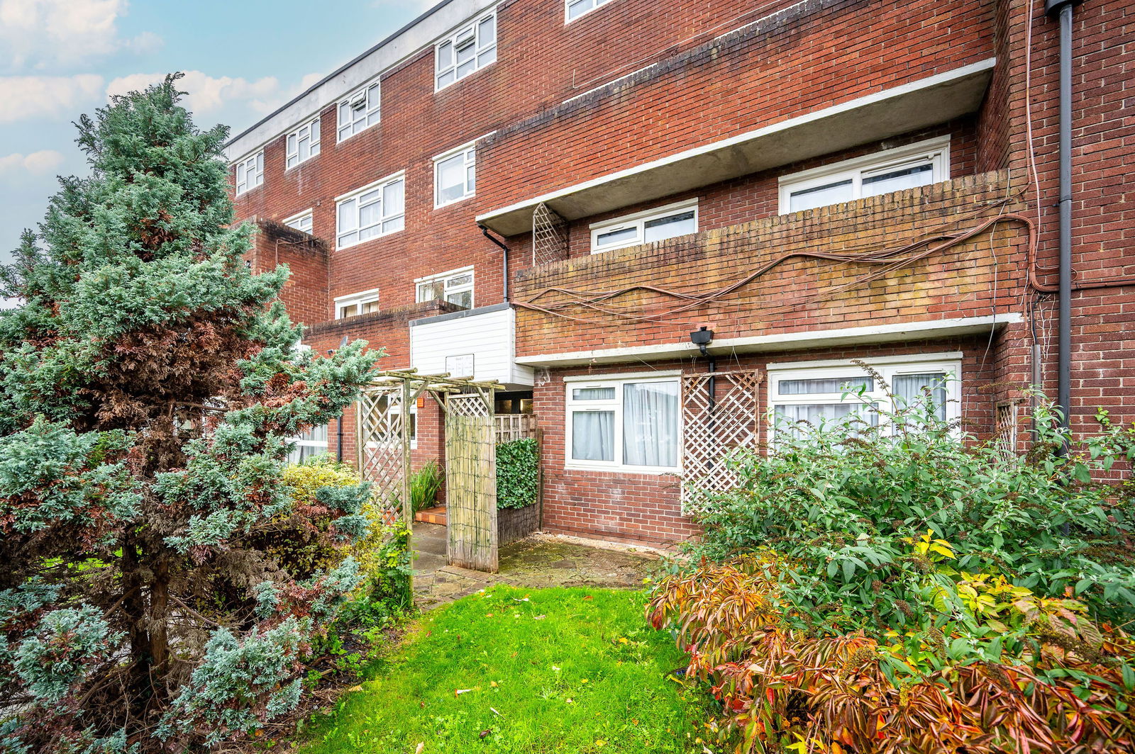 2 bed duplex for sale in Hazelmere Close, Leatherhead  - Property Image 11