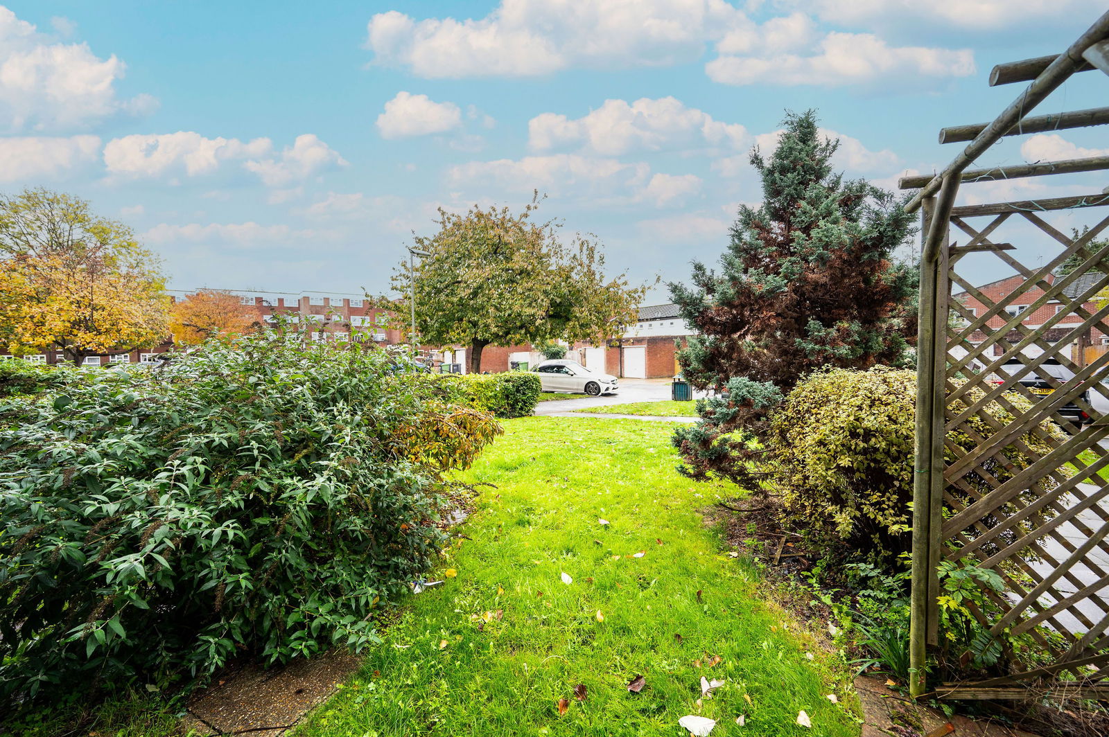 2 bed duplex for sale in Hazelmere Close, Leatherhead 11