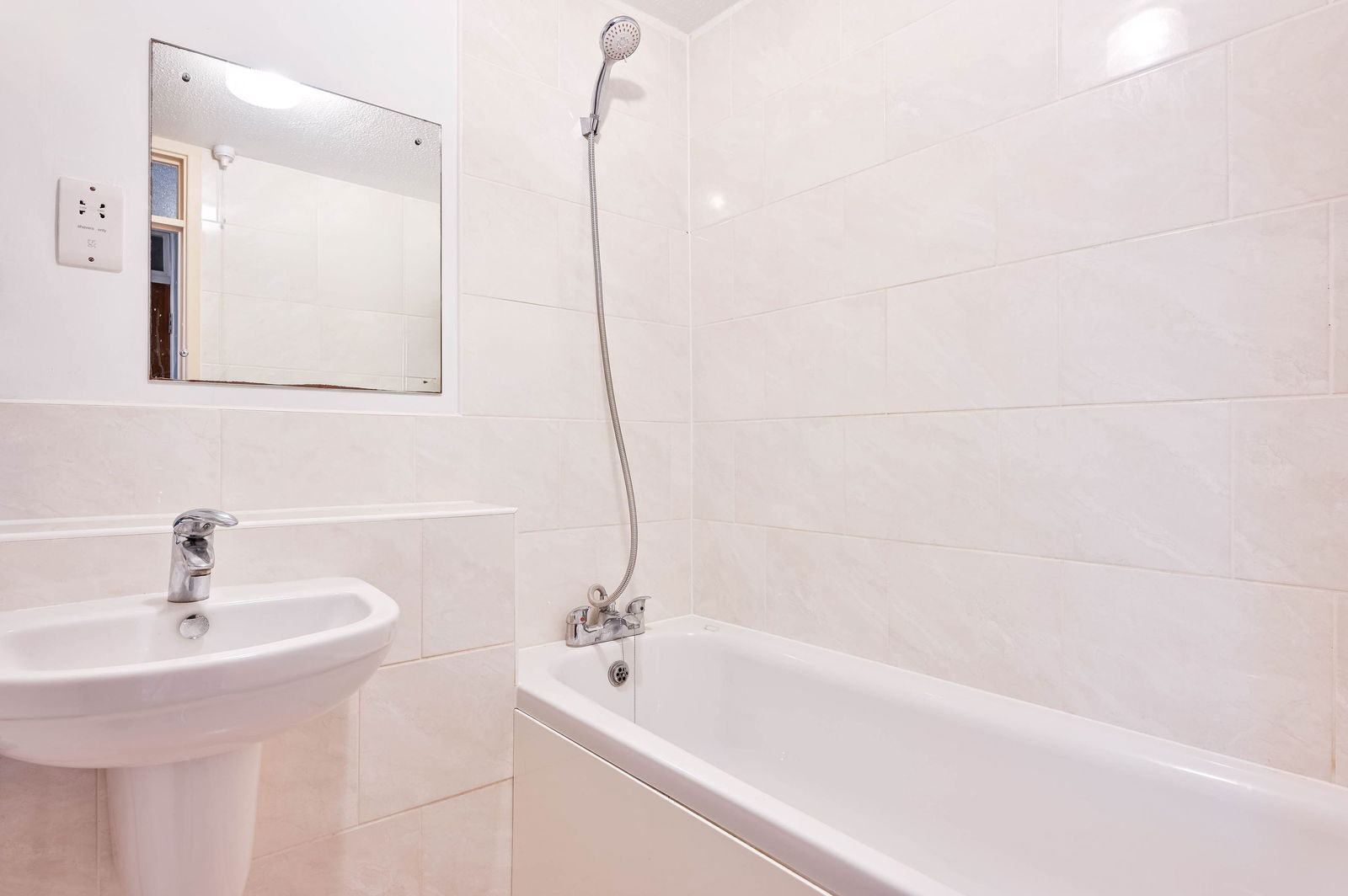 2 bed duplex for sale in Hazelmere Close, Leatherhead  - Property Image 5