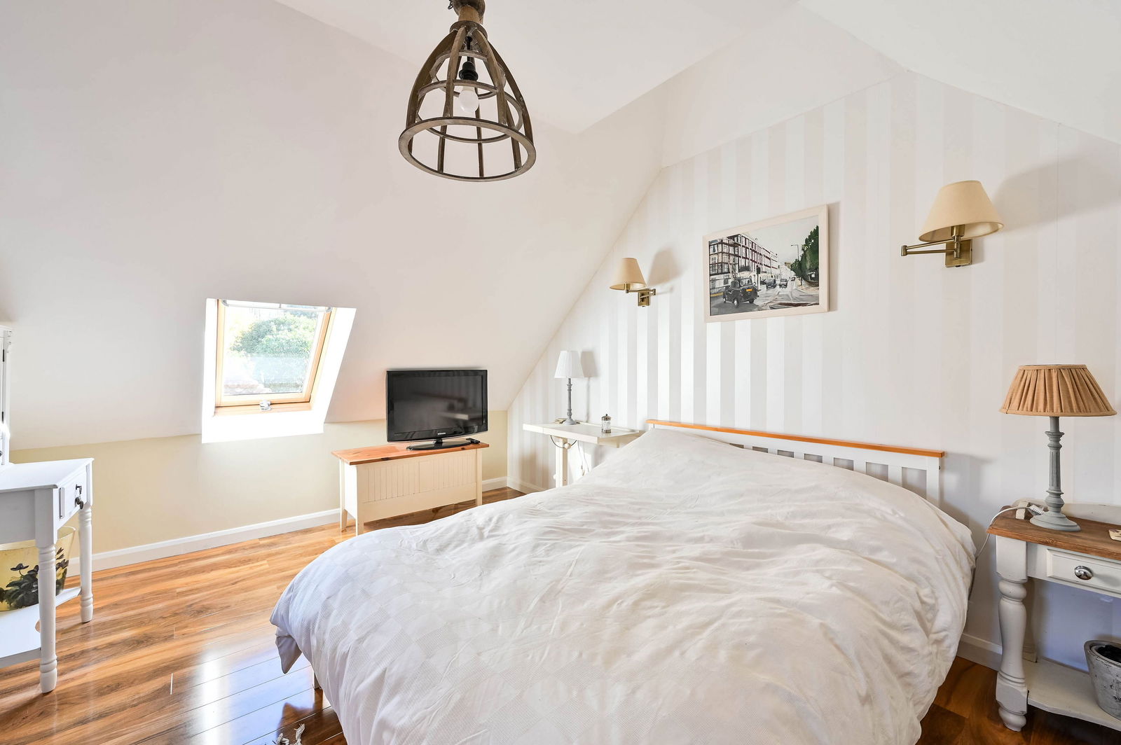 3 bed link detached house for sale in Summersbury Drive, Guildford  - Property Image 29