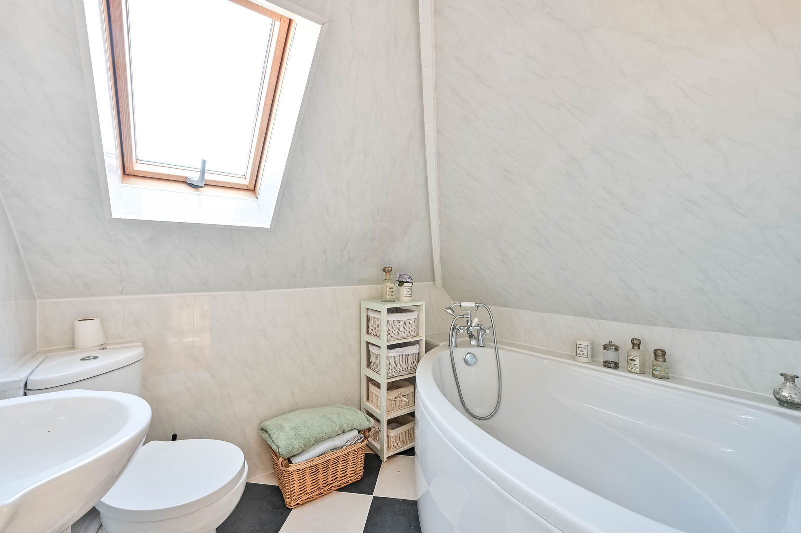 3 bed link detached house for sale in Summersbury Drive, Guildford 30