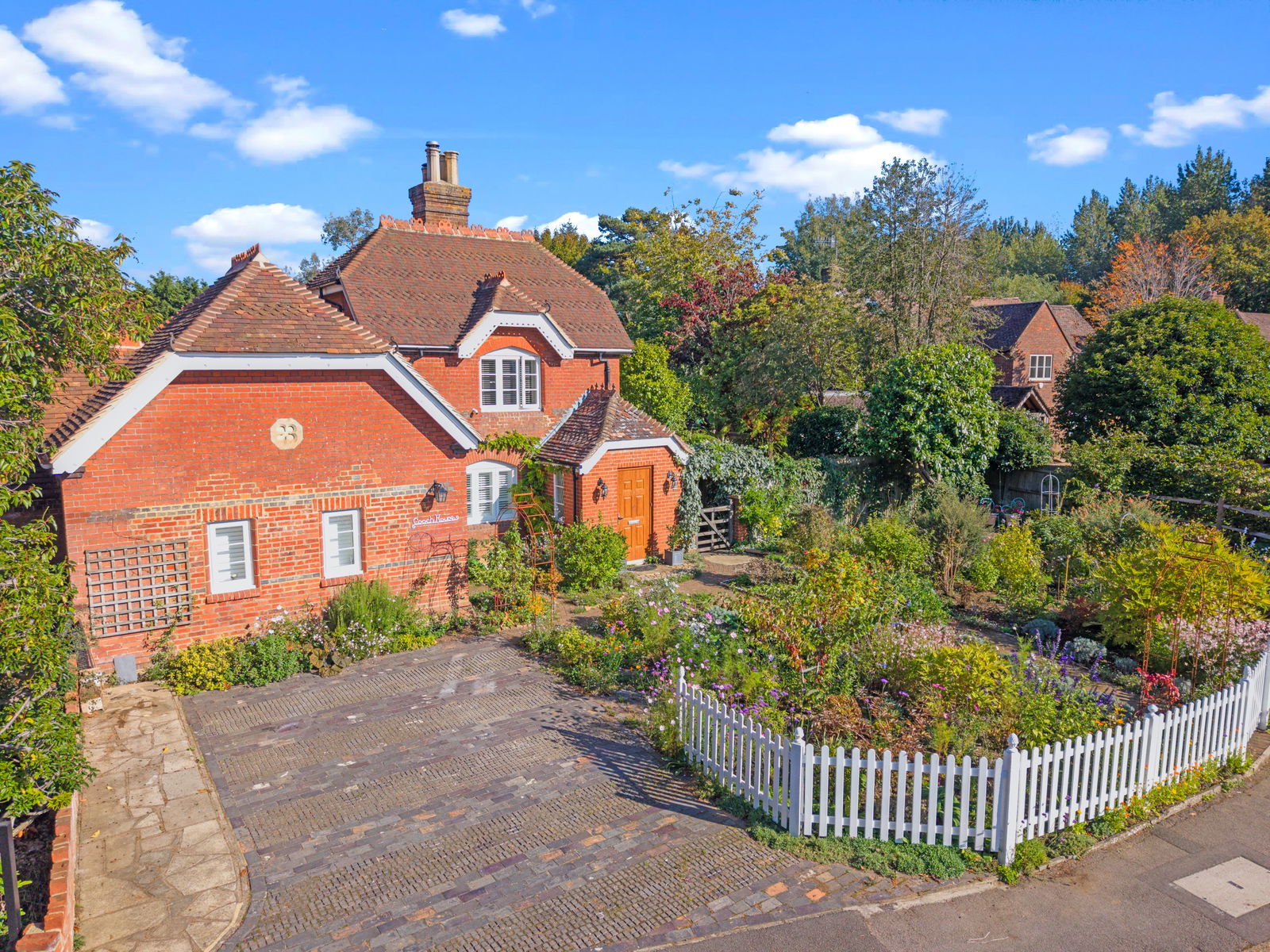 3 bed link detached house for sale in Summersbury Drive, Guildford  - Property Image 33