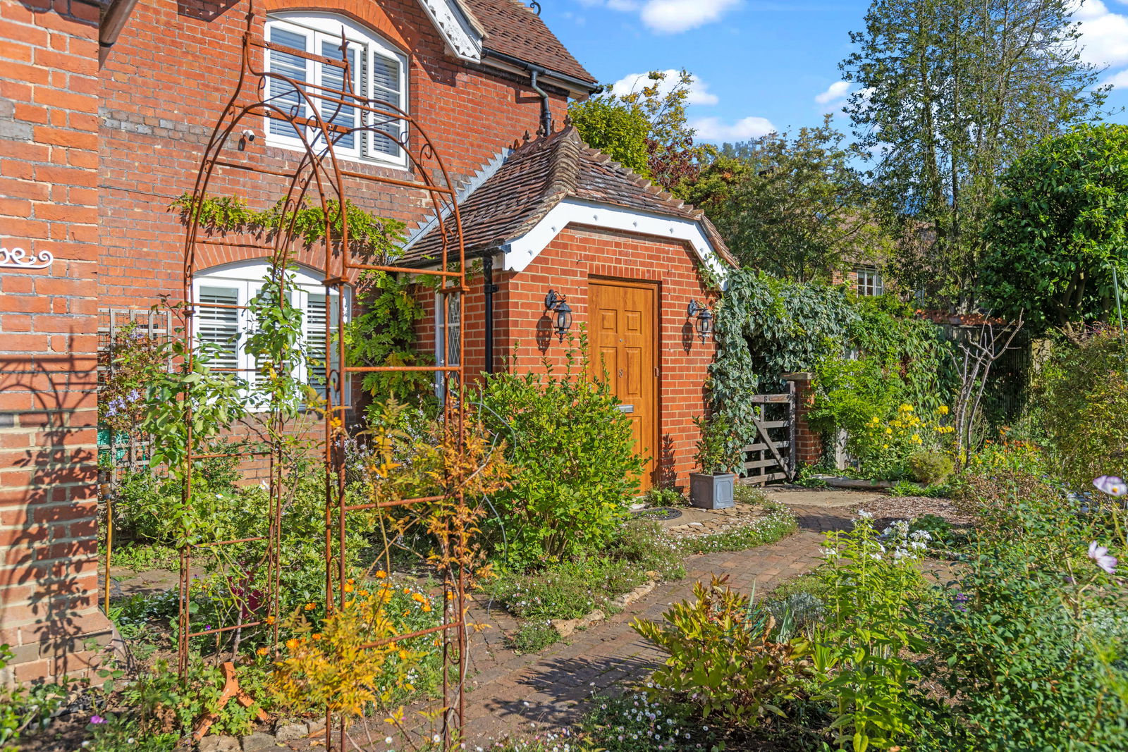 3 bed link detached house for sale in Summersbury Drive, Guildford  - Property Image 34
