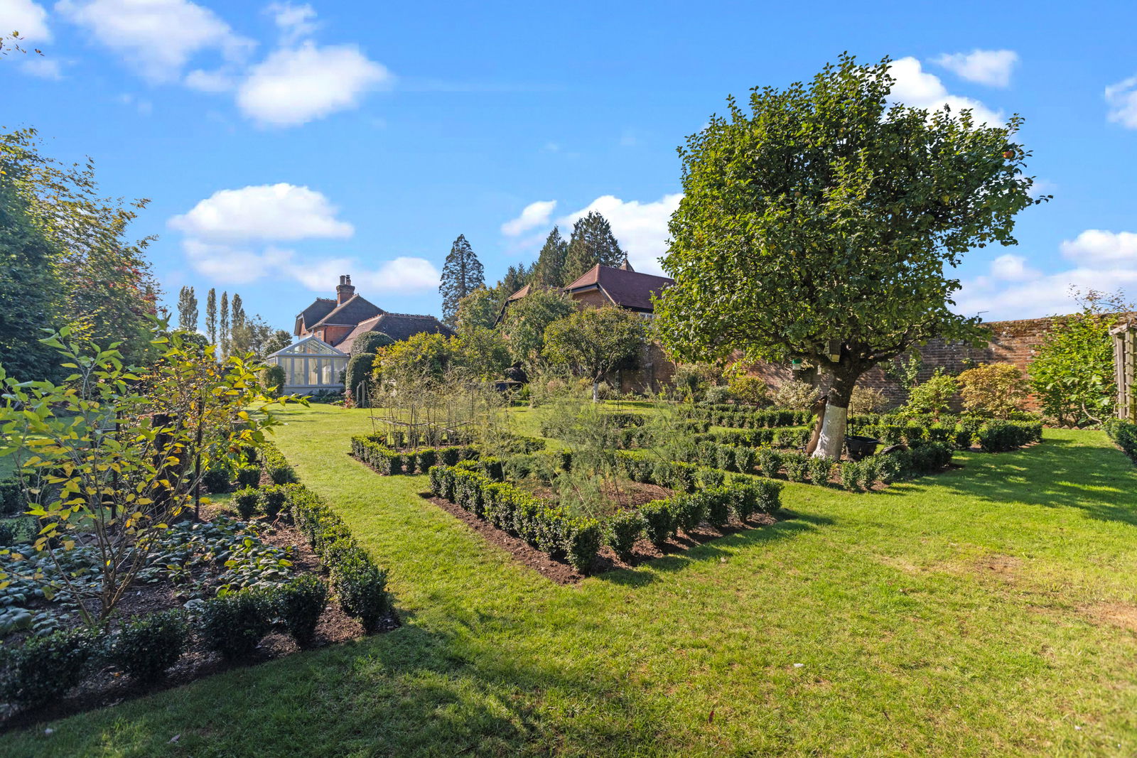 3 bed link detached house for sale in Summersbury Drive, Guildford 1