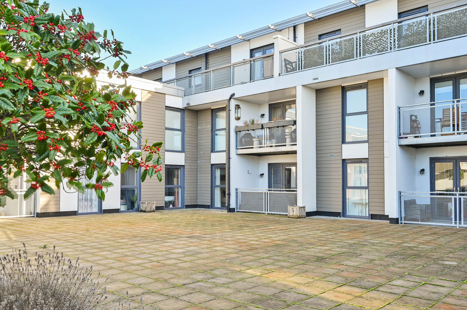 1 bed flat for sale in Mole Road, Hersham  - Property Image 1