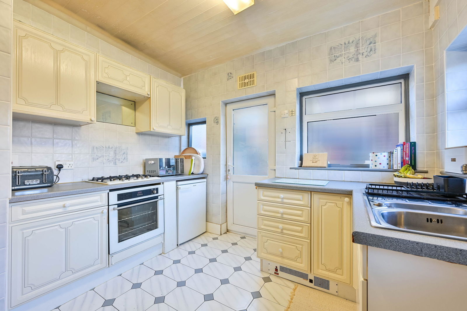 4 bed semi-detached house for sale in Briarwood Road, Epsom  - Property Image 17