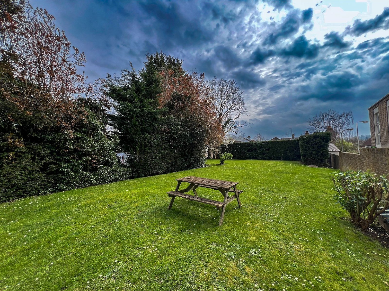 1 bed flat to rent in Station Road, Leatherhead 3