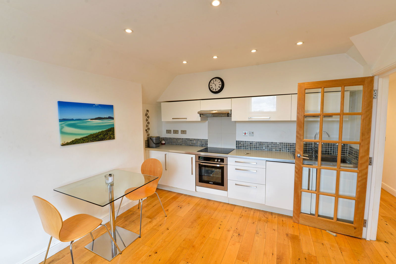 1 bed flat to rent in Station Road, Leatherhead 1