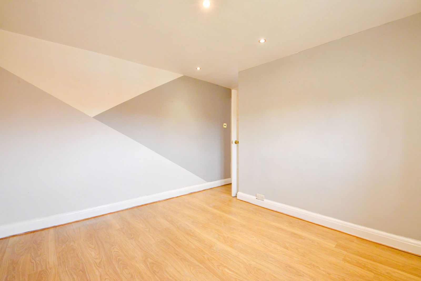 3 bed semi-detached house to rent in Newenham Road, Leatherhead 12