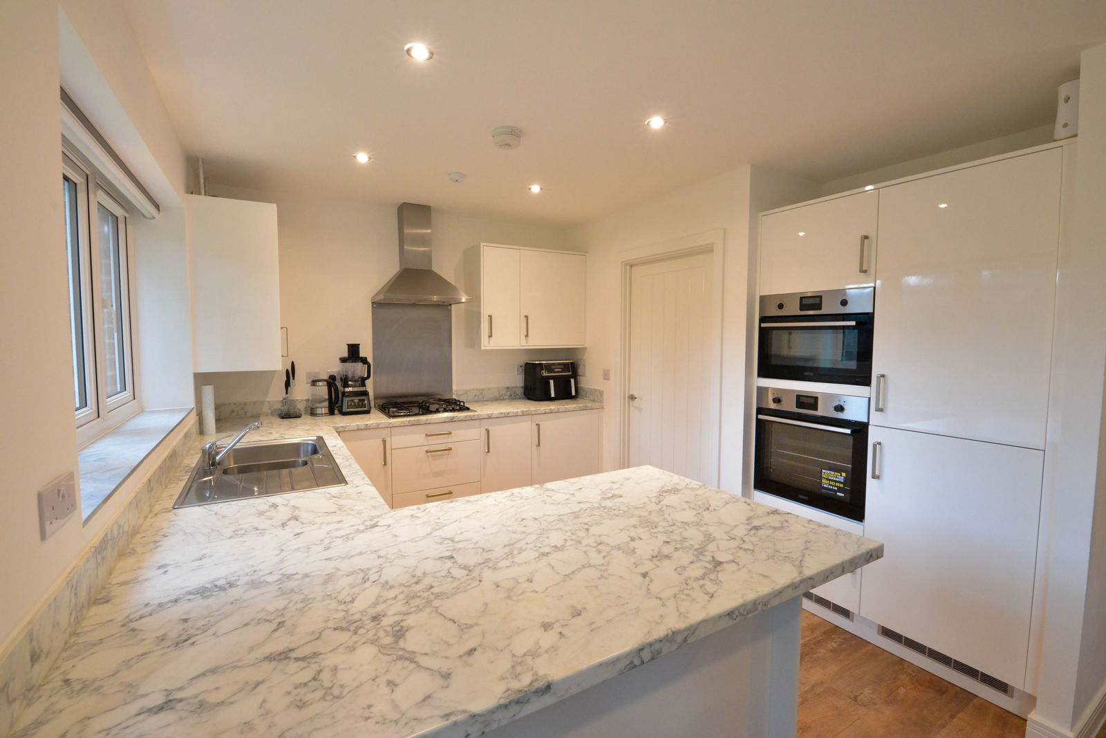 4 bed detached house to rent, Guildford 10