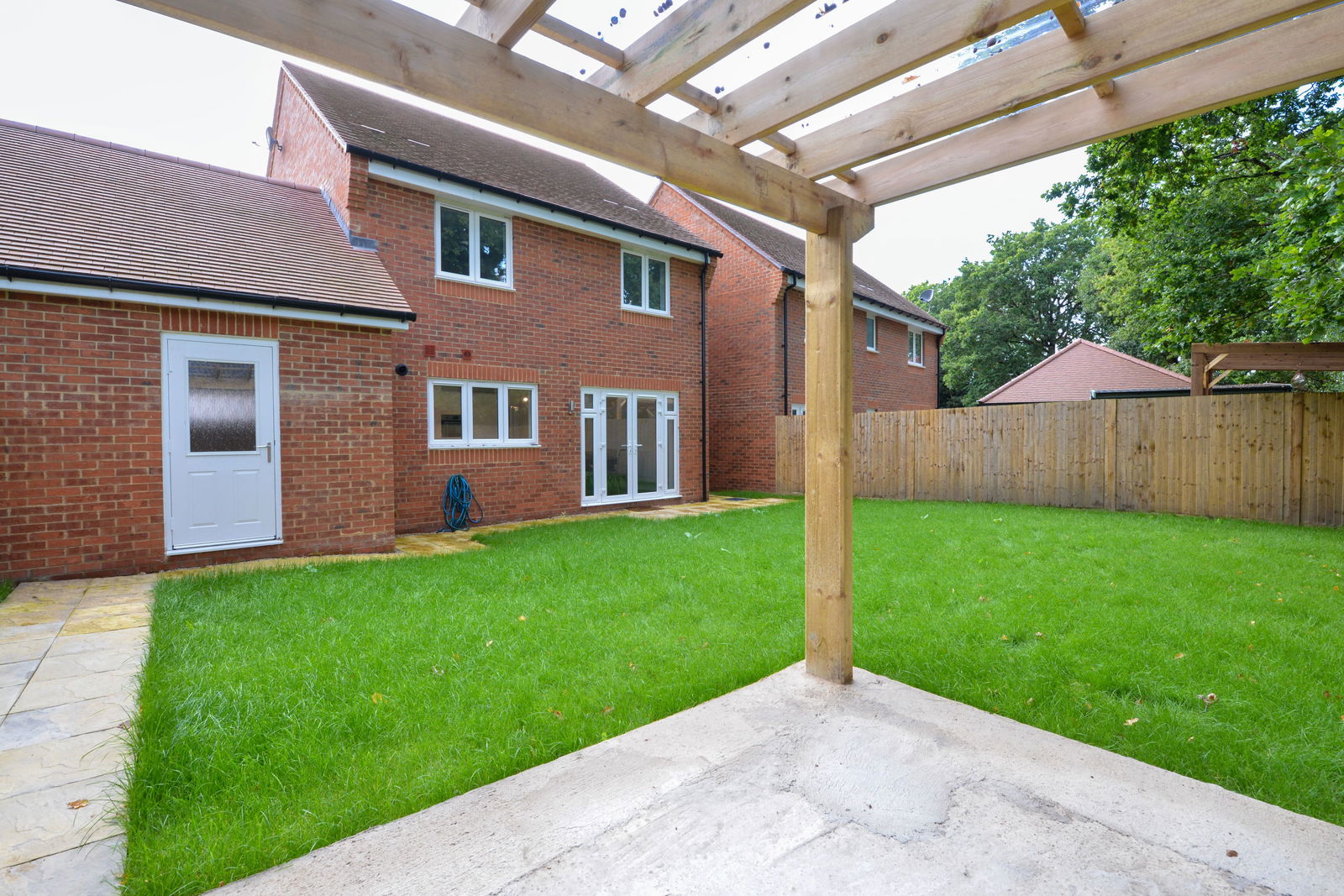 4 bed detached house to rent, Guildford 2