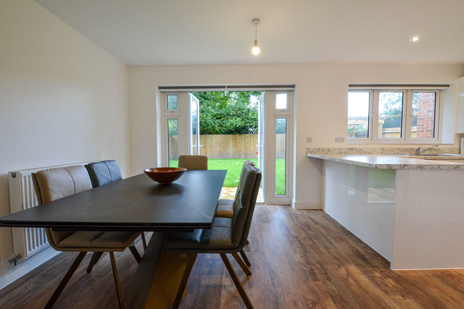 4 bed detached house to rent, Guildford 8