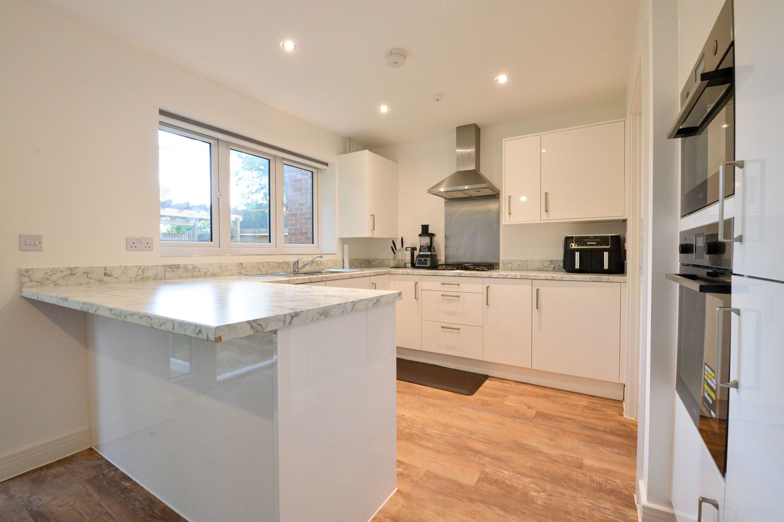 4 bed detached house to rent, Guildford 9