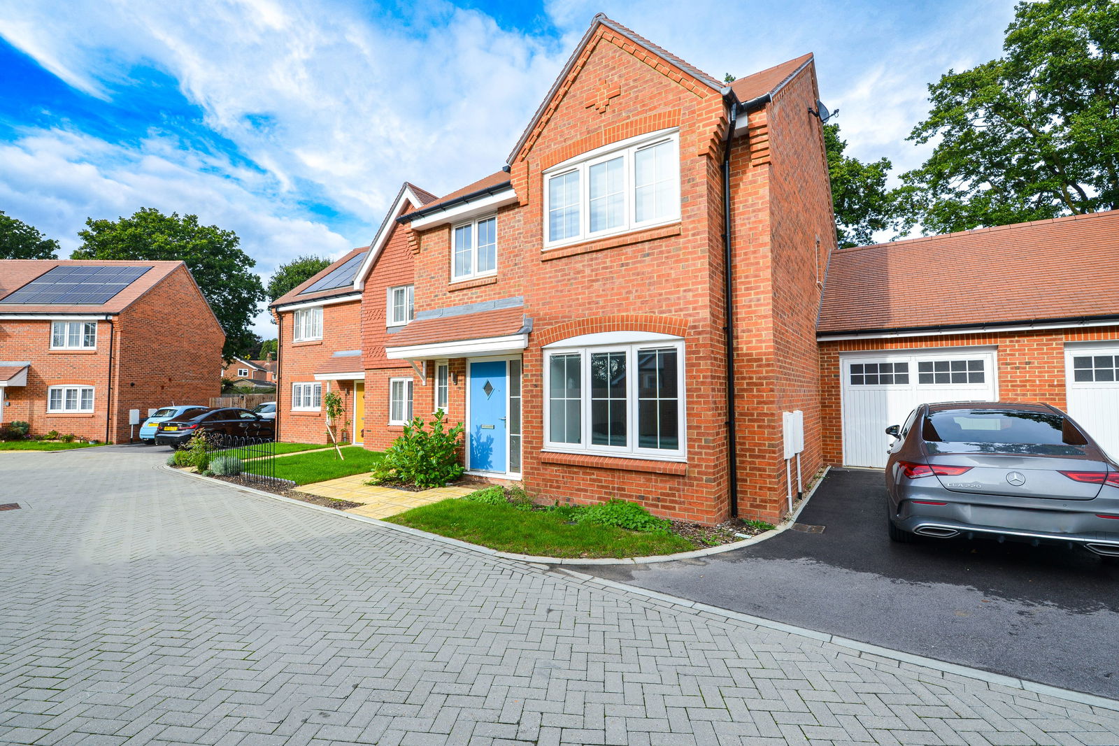 4 bed detached house to rent, Guildford 1