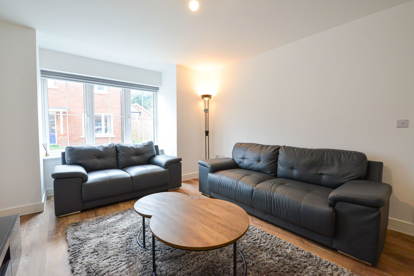 4 bed detached house to rent, Guildford 6