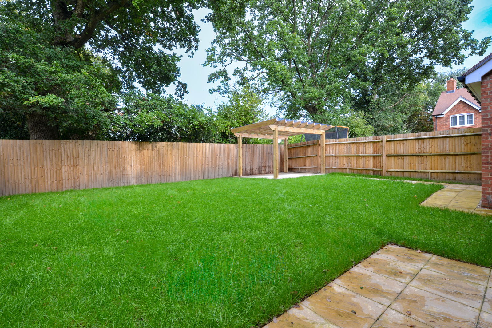 4 bed detached house to rent, Guildford 4