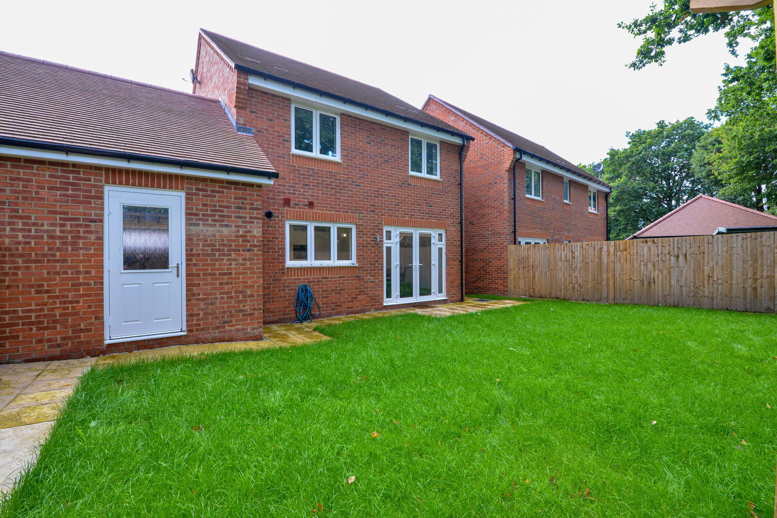 4 bed detached house to rent, Guildford 3