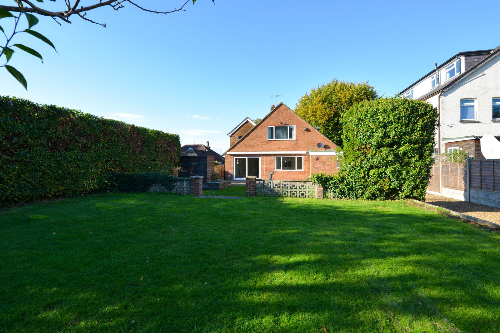 5 bed detached house to rent in Guildford Road, Leatherhead, KT23