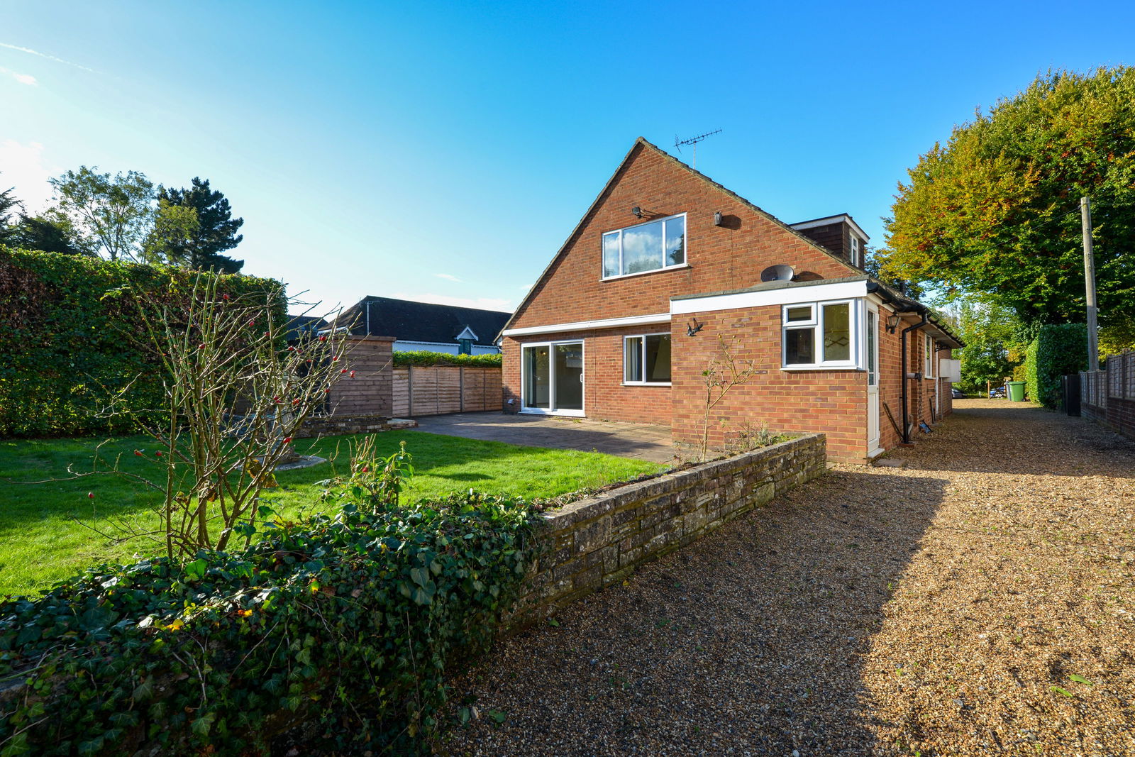 5 bed detached house to rent in Guildford Road, Leatherhead 1