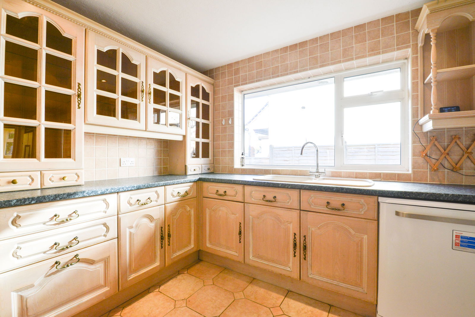 5 bed detached house to rent in Guildford Road, Leatherhead 8