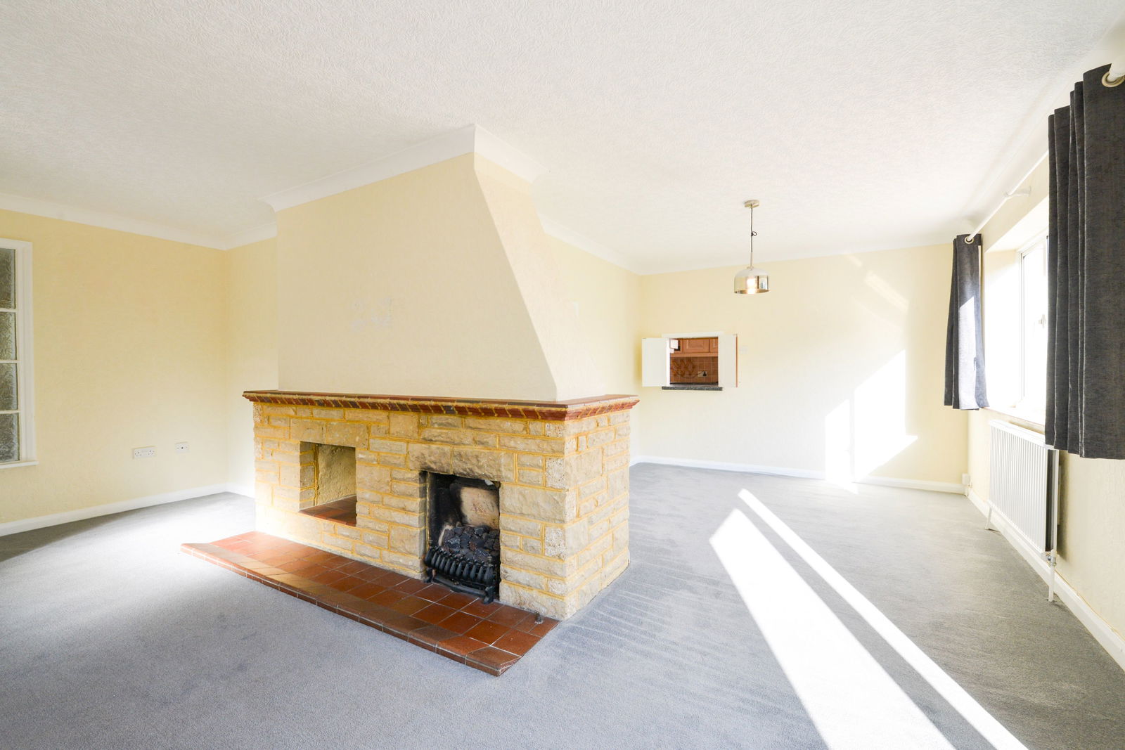 5 bed detached house to rent in Guildford Road, Leatherhead 3