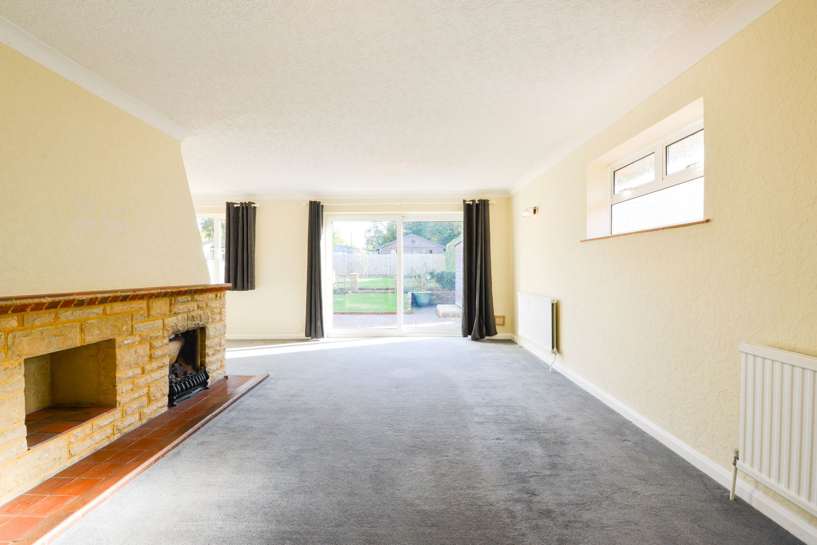 5 bed detached house to rent in Guildford Road, Leatherhead 4