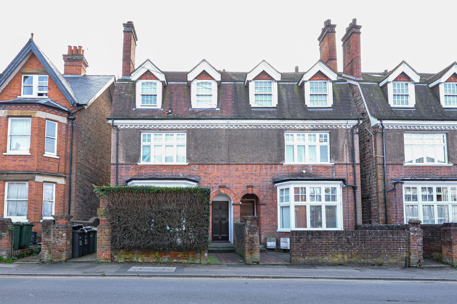 Studio flat to rent in York Road, Guildford  - Property Image 1