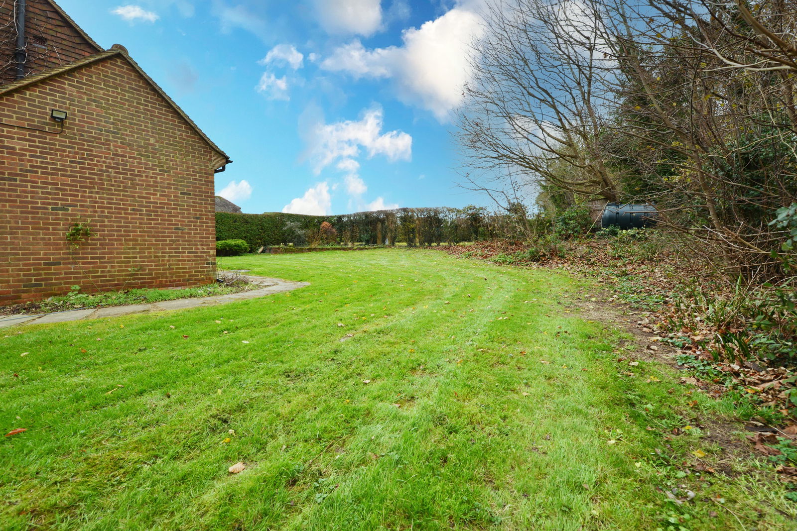 3 bed semi-detached house to rent in Blakes Lane, Leatherhead 3