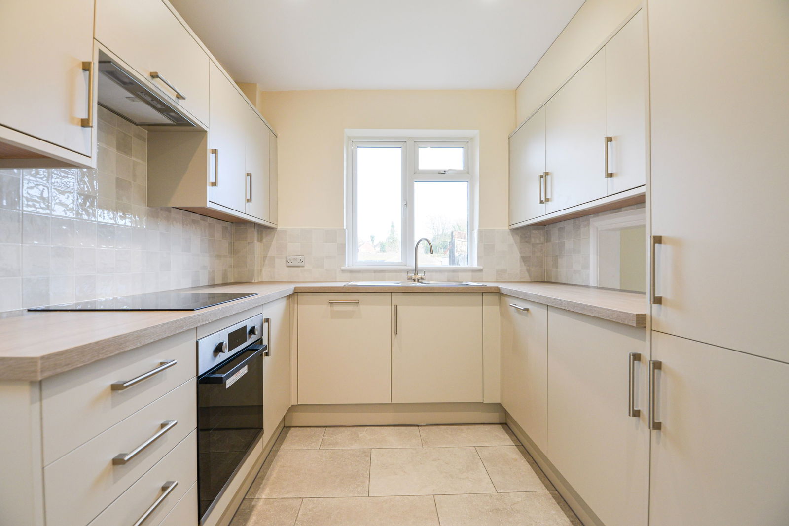 3 bed semi-detached house to rent in Blakes Lane, Leatherhead 4