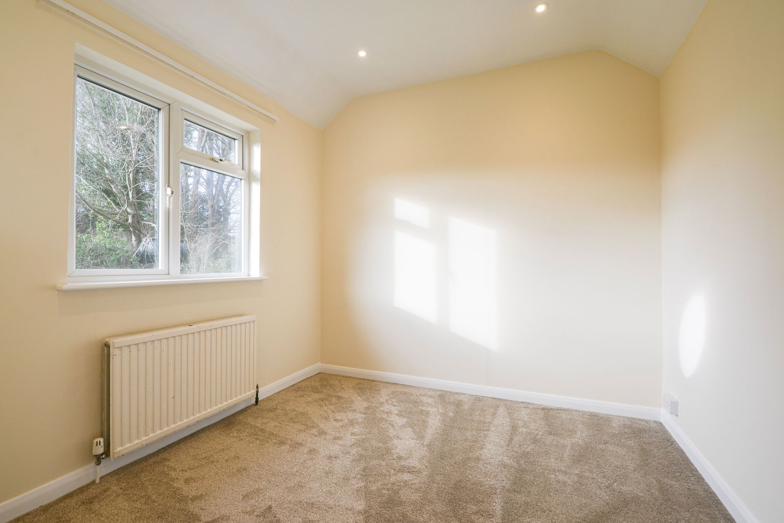 3 bed semi-detached house to rent in Blakes Lane, Leatherhead 7