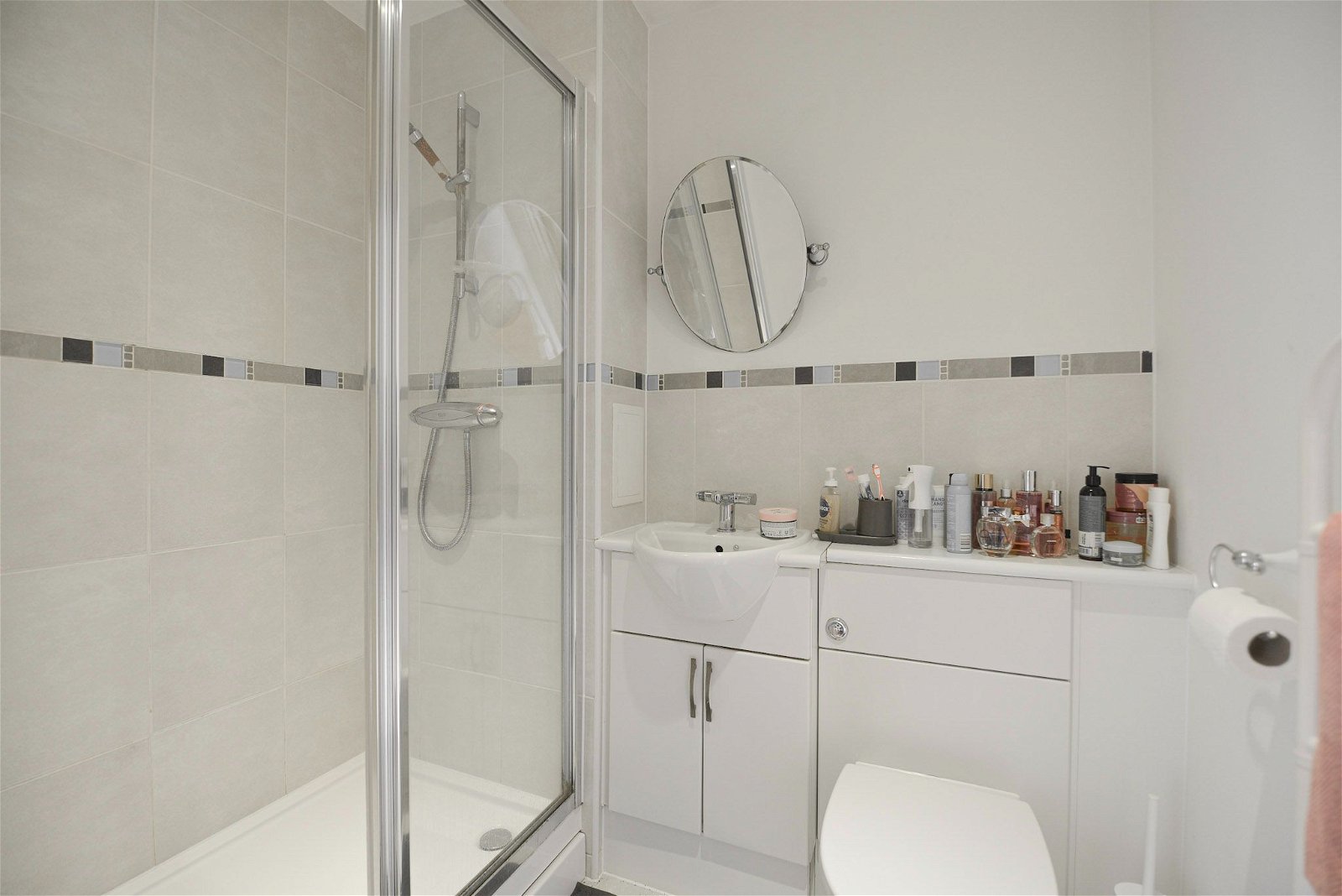 Studio flat for sale in Guildford Road, Woking  - Property Image 4