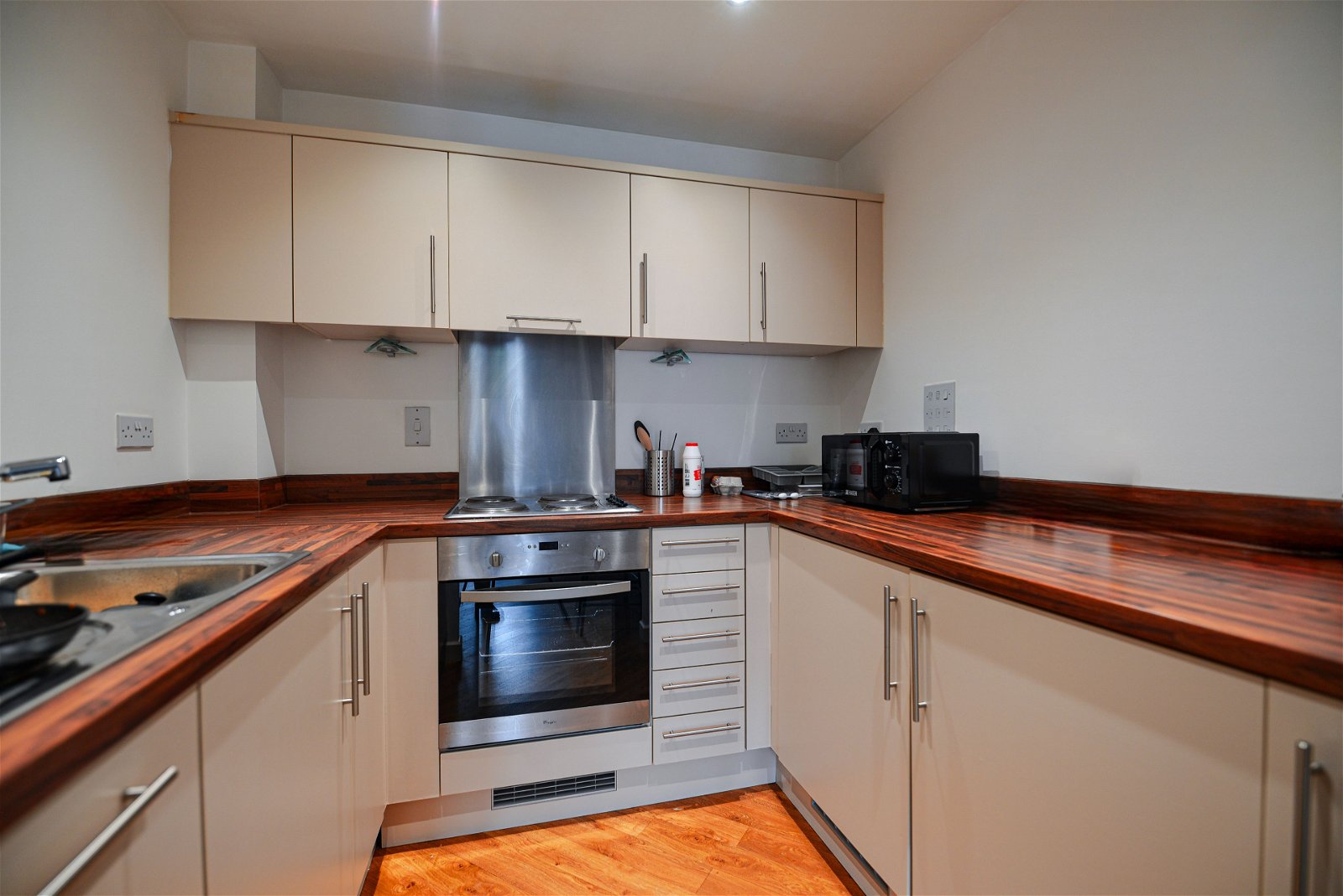 Studio flat for sale in Guildford Road, Woking  - Property Image 3