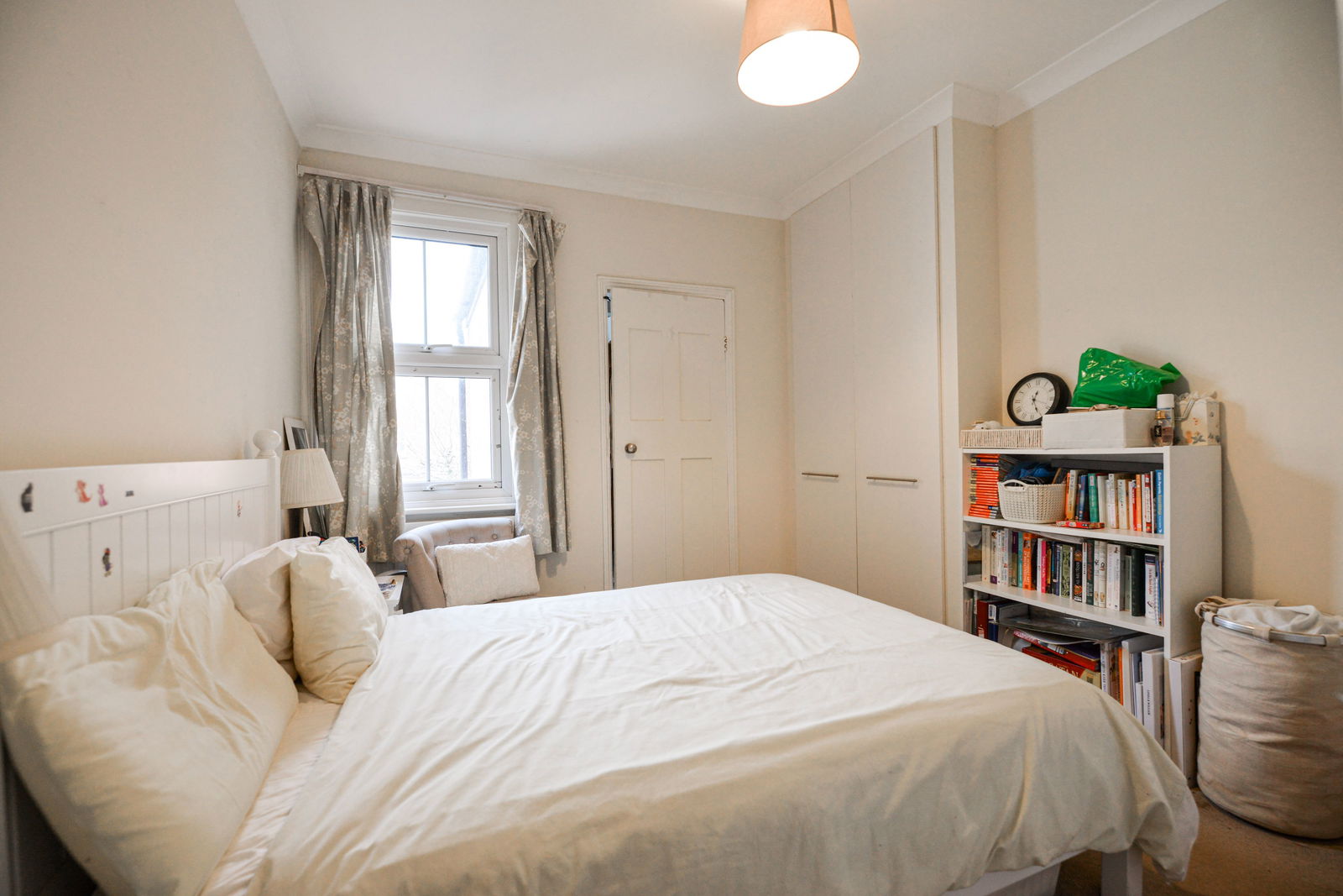 2 bed semi-detached house to rent in Sycamore Road, Guildford 4