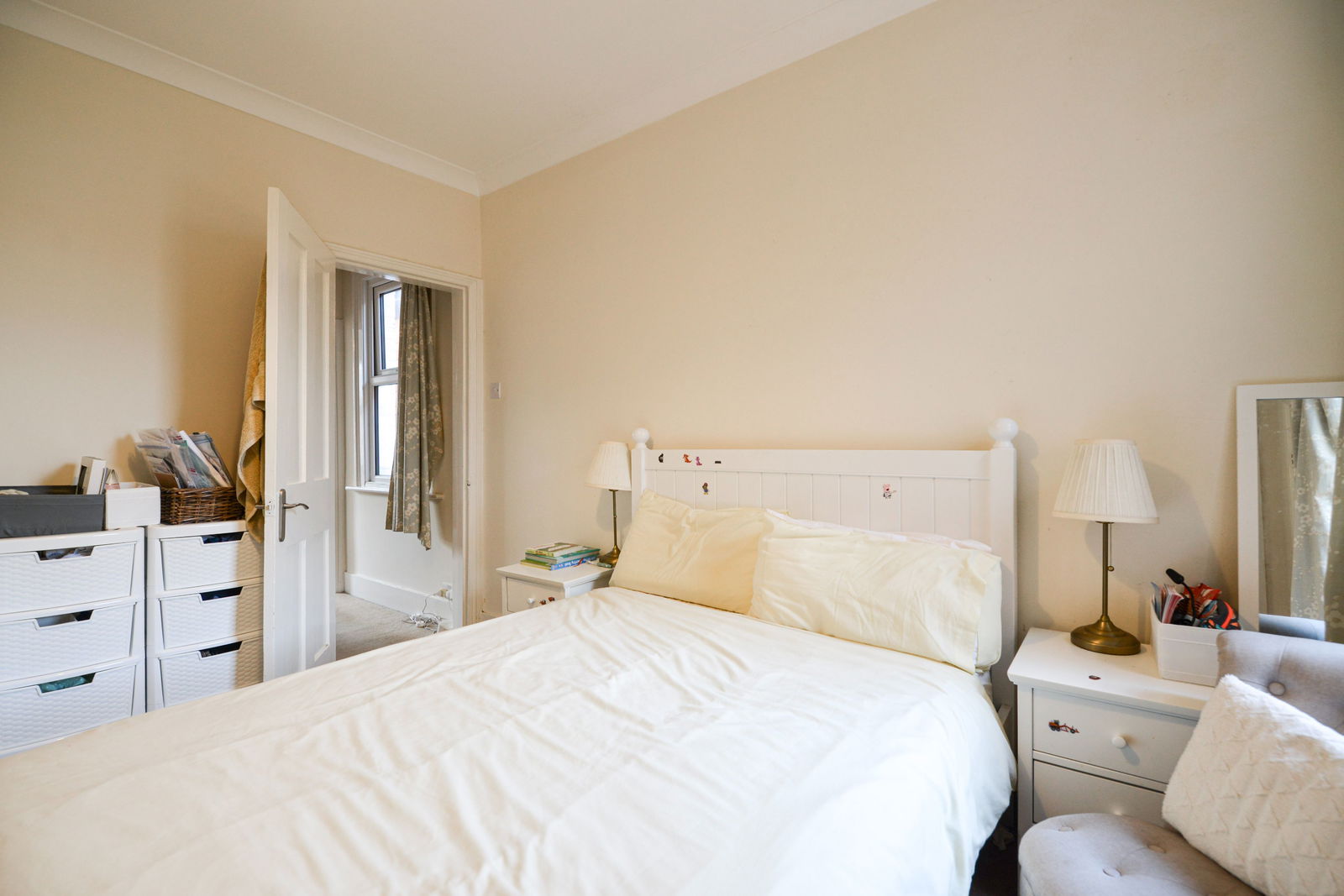 2 bed semi-detached house to rent in Sycamore Road, Guildford 6