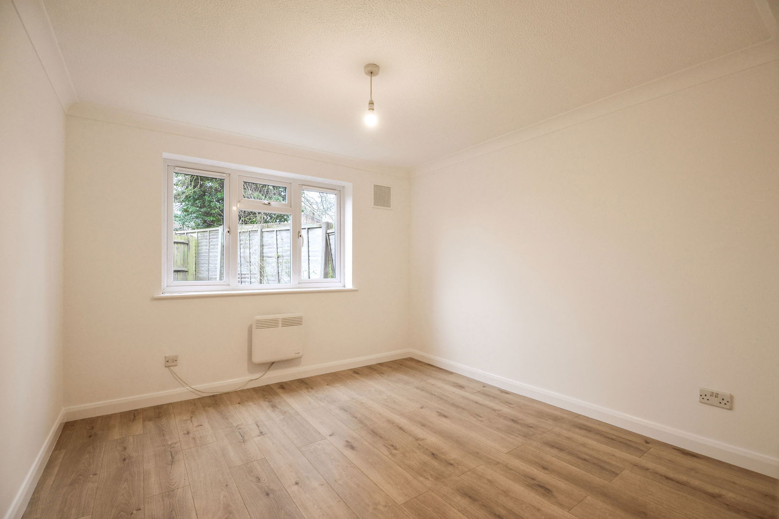 1 bed maisonette to rent in Beckingham Road, Guildford 4