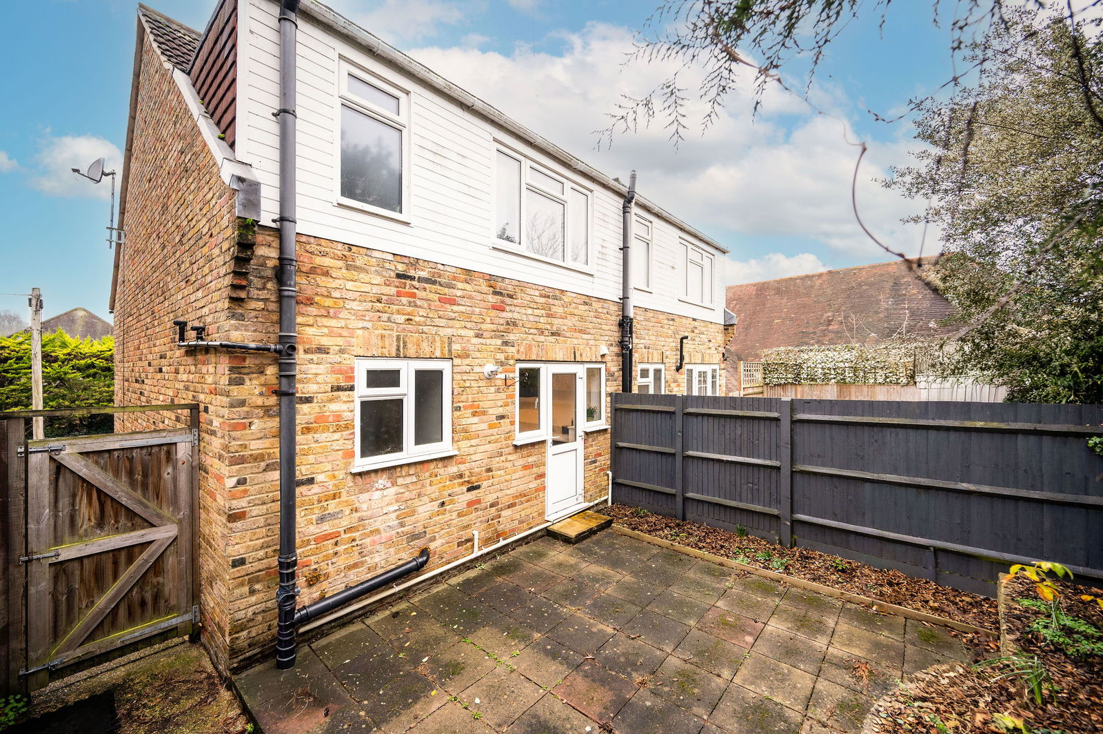 3 bed semi-detached house for sale in The Street, Leatherhead 18