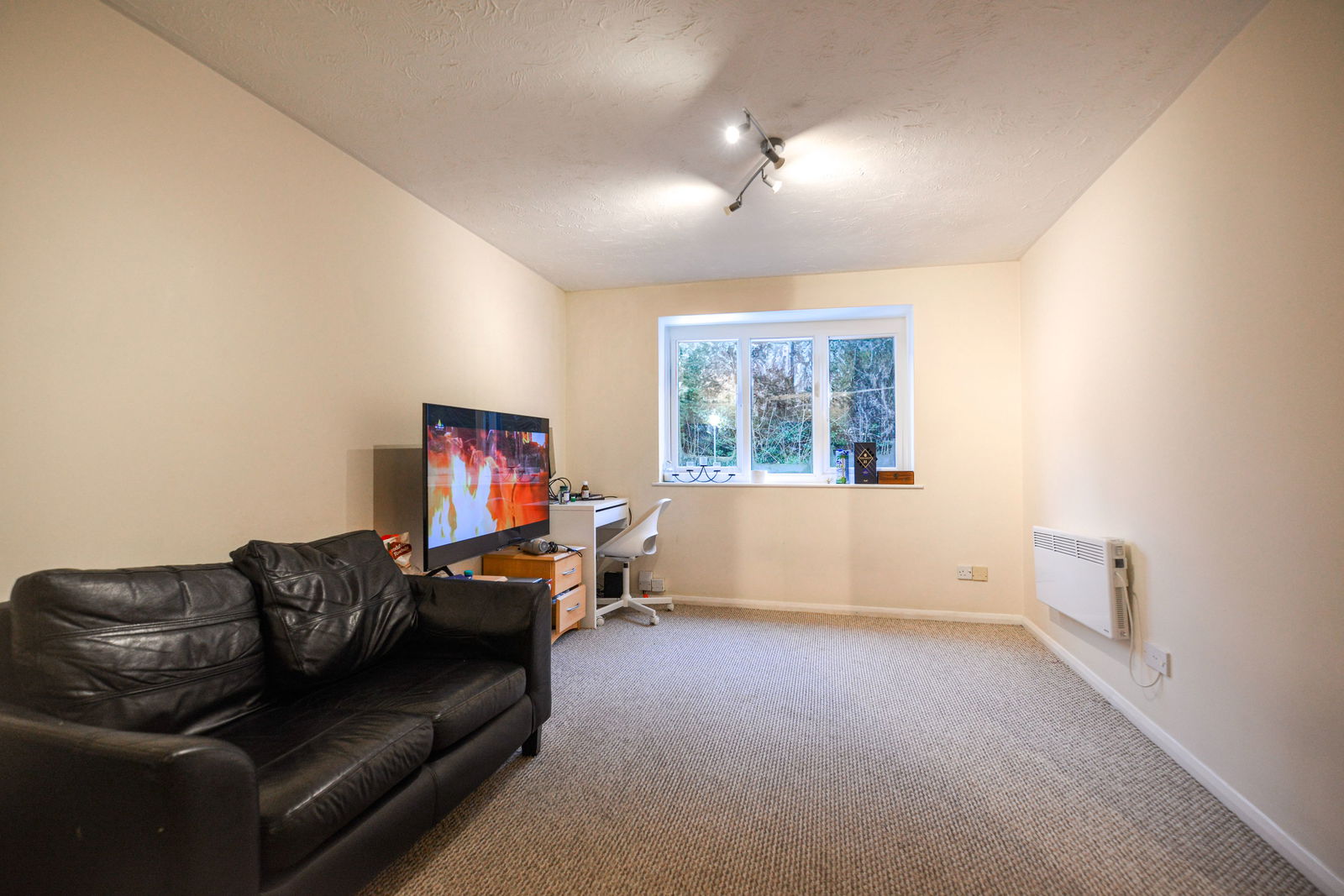 1 bed flat to rent in White Rose Lane, Woking  - Property Image 4