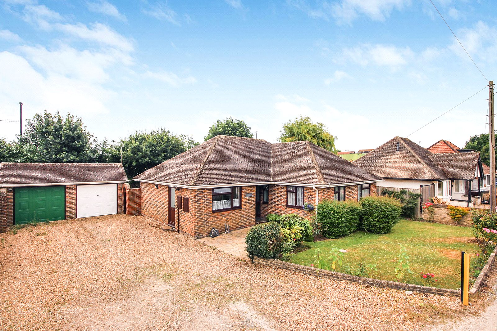 3 bed bungalow to rent in Stonefields, Rustington  - Property Image 1