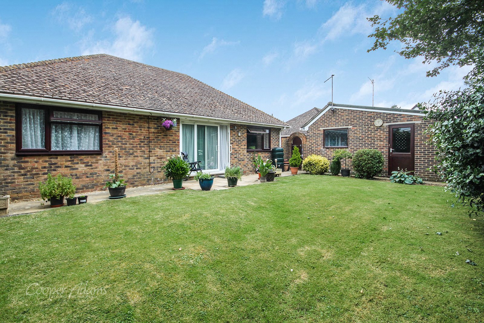 3 bed bungalow to rent in Stonefields, Rustington  - Property Image 3